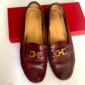 Well loved shoes Ferragamo Saba Rouge noir loafer
